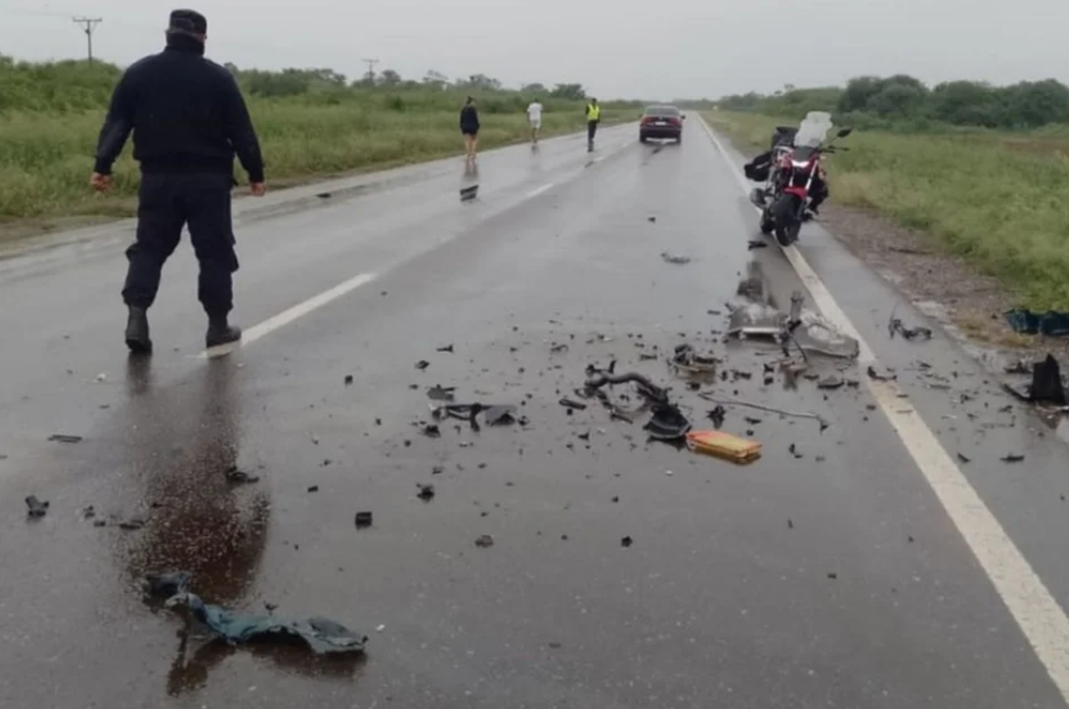 Los restos de la moto y el automóvil esparcidos por la cinta asfáltica de la ruta 16.
