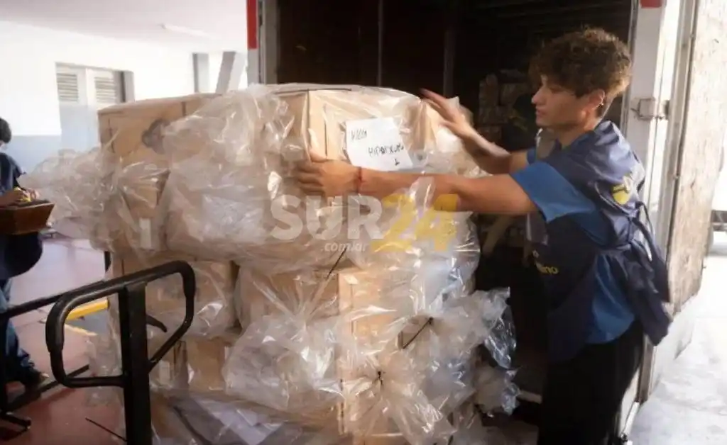A mula, en lanchas, camionetas y tractores: distribuyen más de 100 mil urnas en todo el país