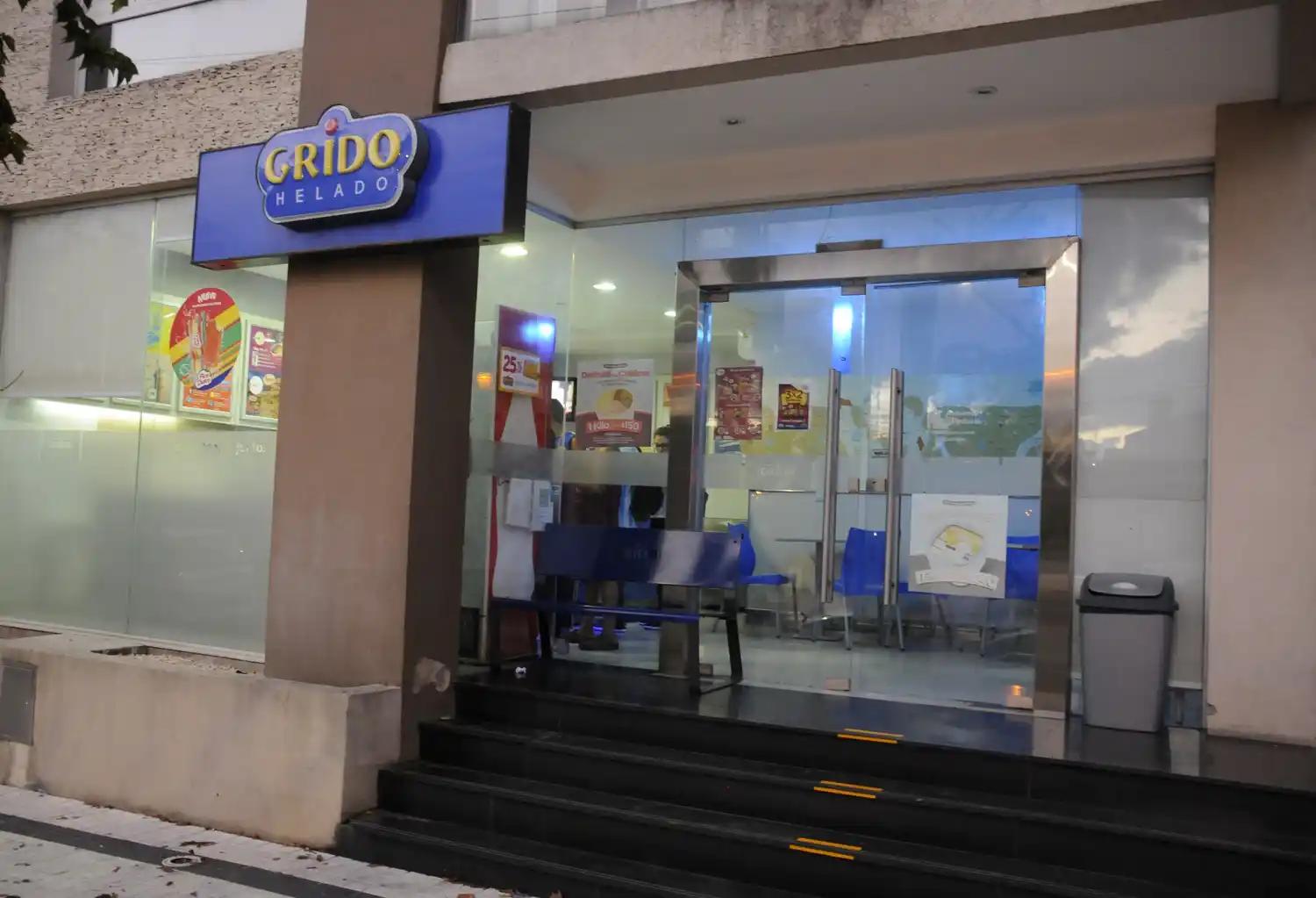 Asaltaron y se llevaron la recaudación de la heladería que funciona en Rivadavia al 500
