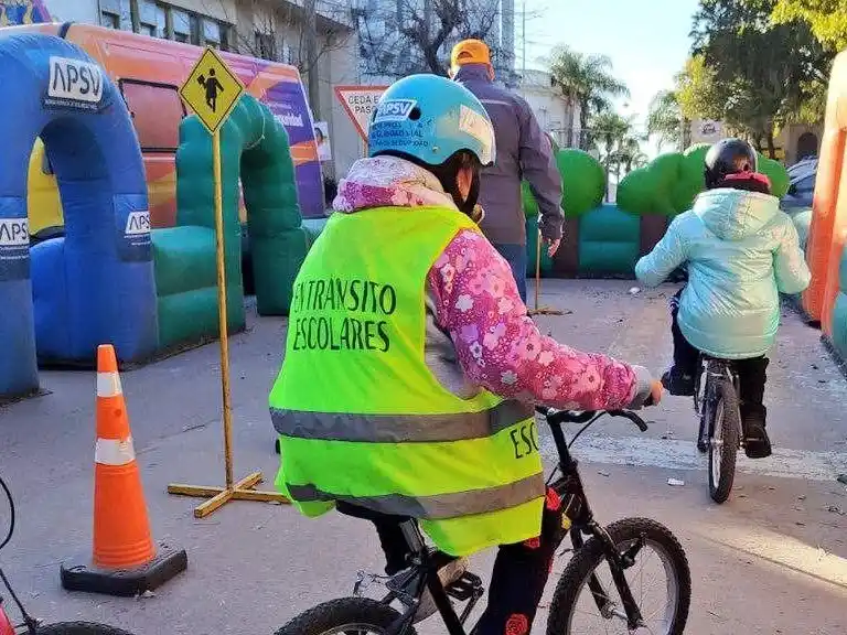 La importancia del cuidado y protección de los más pequeños para evitar lesiones en su interacción con la vía pública.