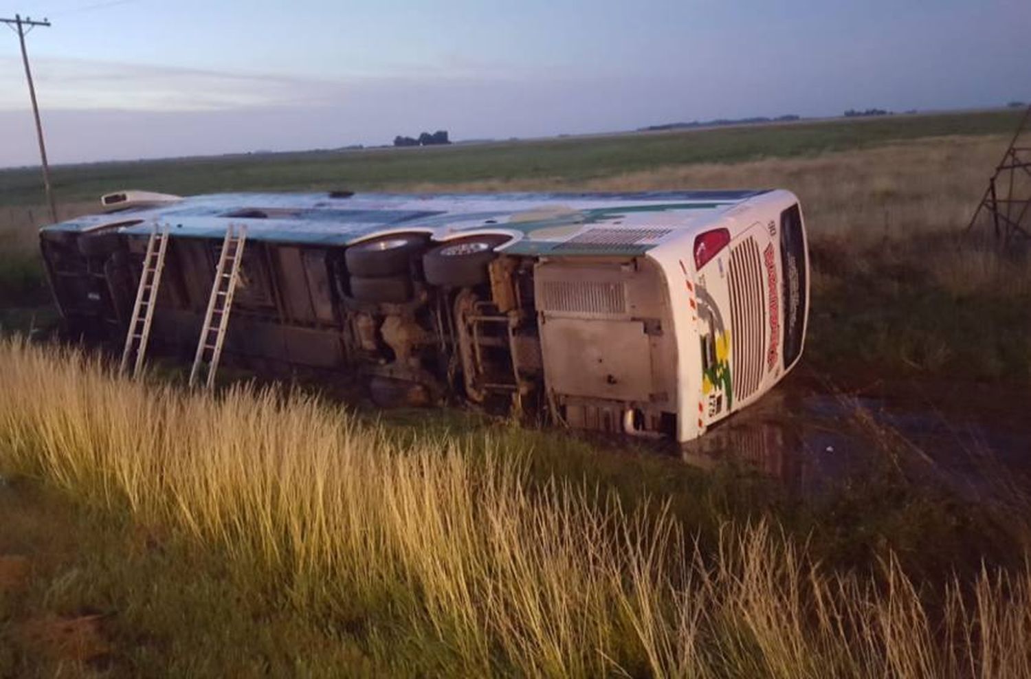 Volcó un micro que venía a Mar del Plata: hay 22 heridos