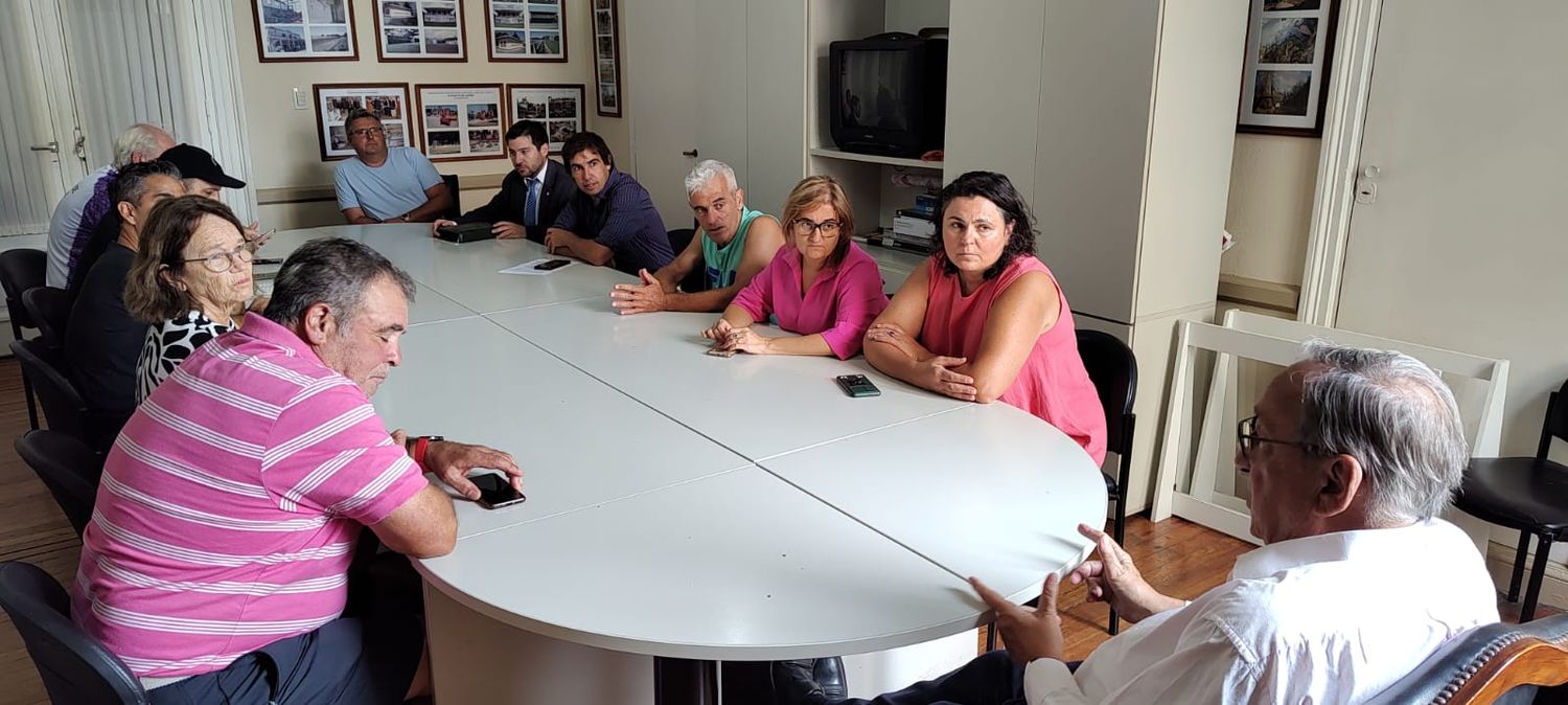 El intendente Miguel Lunghi e integrantes de su equipo de gobierno mantuvieron un encuentro con concejales y representantes de diferentes instituciones de la ciudad.