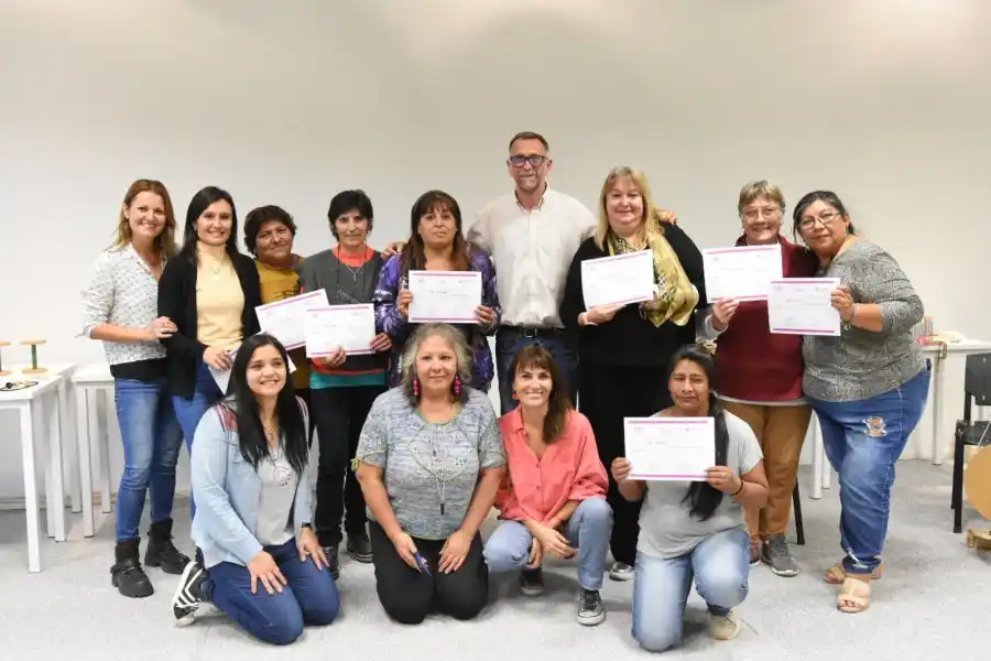 Las “Mujeres de la Seda” continúan formándose en tejidos