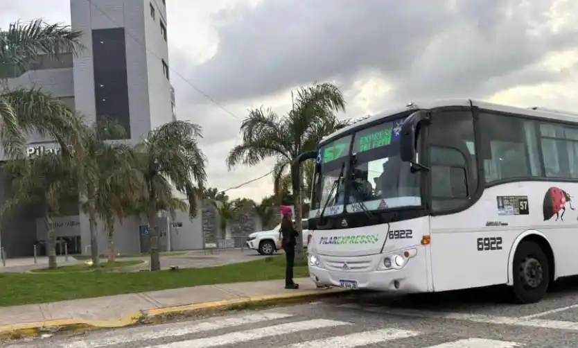 Usuarios reclaman que se restablezca la parada de la línea 57 en el centro de Pilar