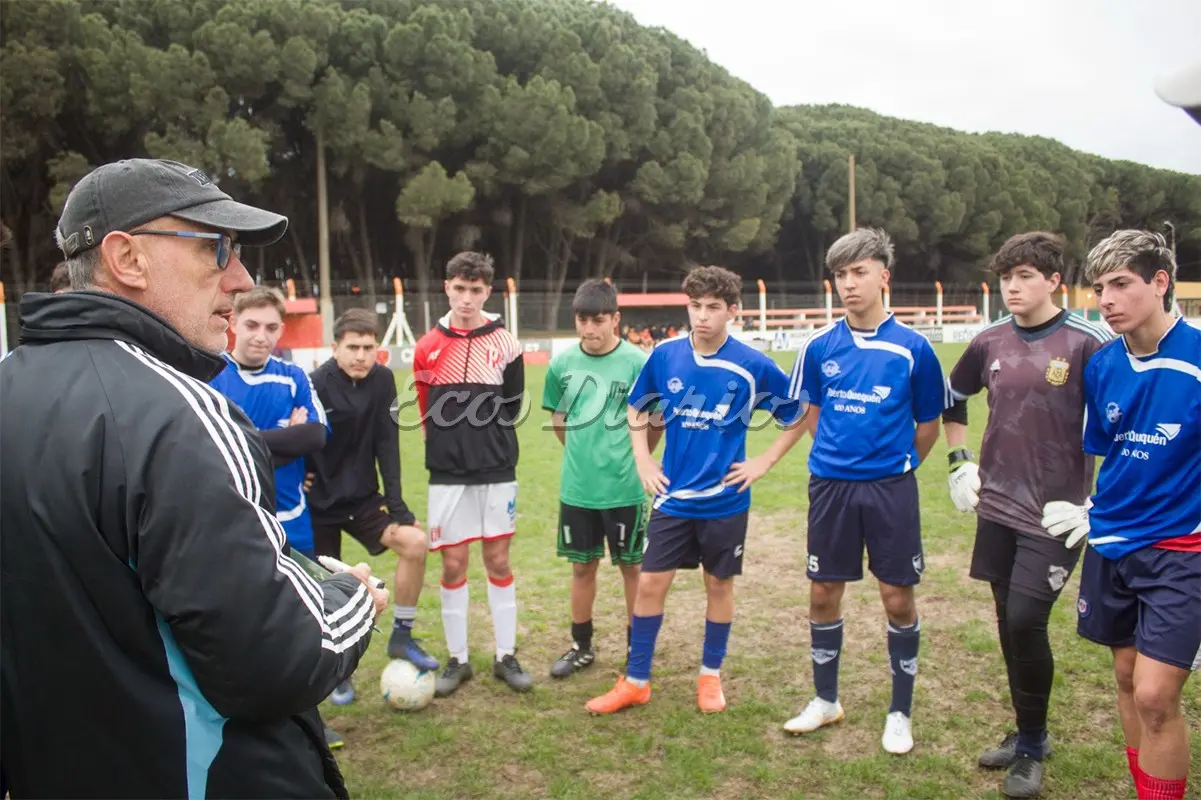El "Cubano" Fernández charla con el plantel juvenil