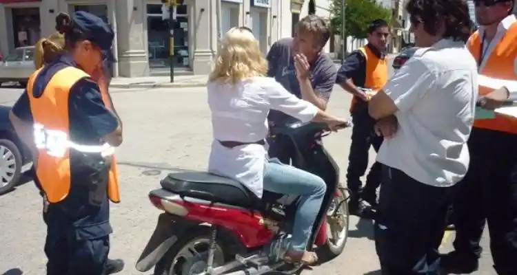 Una mujer golpeó a inspectores en un operativo de tránsito