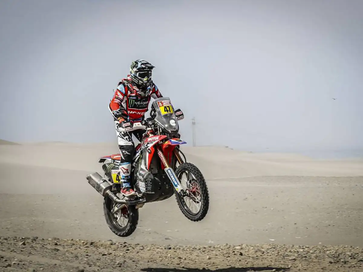Benavides lidera en motos 