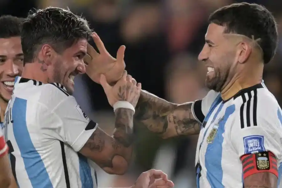 De Paul presentó nuevo look y Otamendi lo ‘gastó’ en redes sociales: ¿qué dijo?