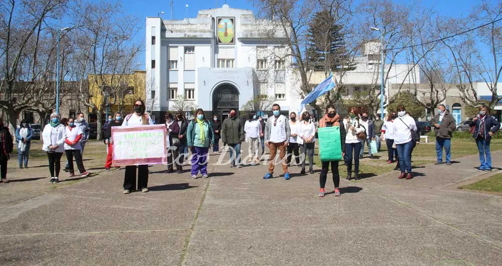 Enfermeros se manifestaron frente al municipio