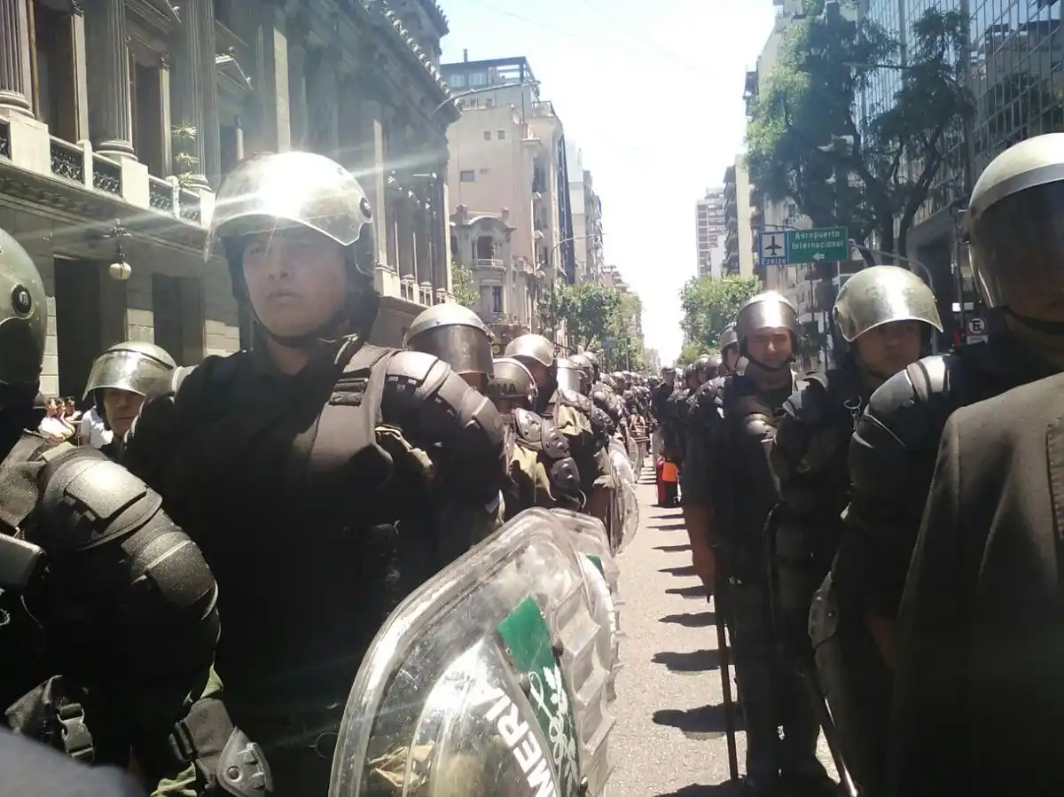 Represión, gases y balas de goma frente al Congreso por la reforma previsional