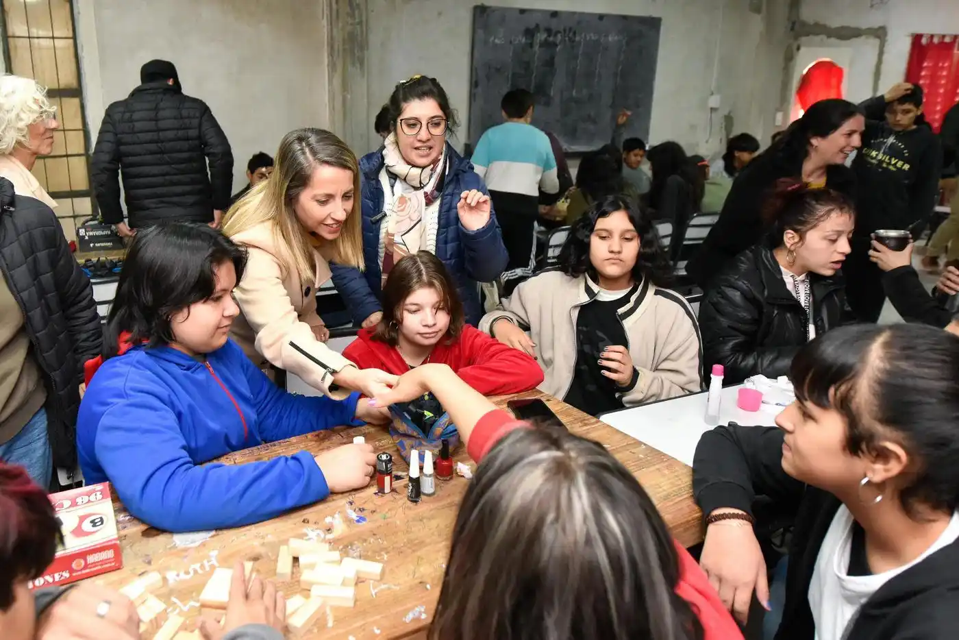 La vicegobernadora estuvo en la Escuela Pablo de Tarso y en la de oficios Enrique Angelelli