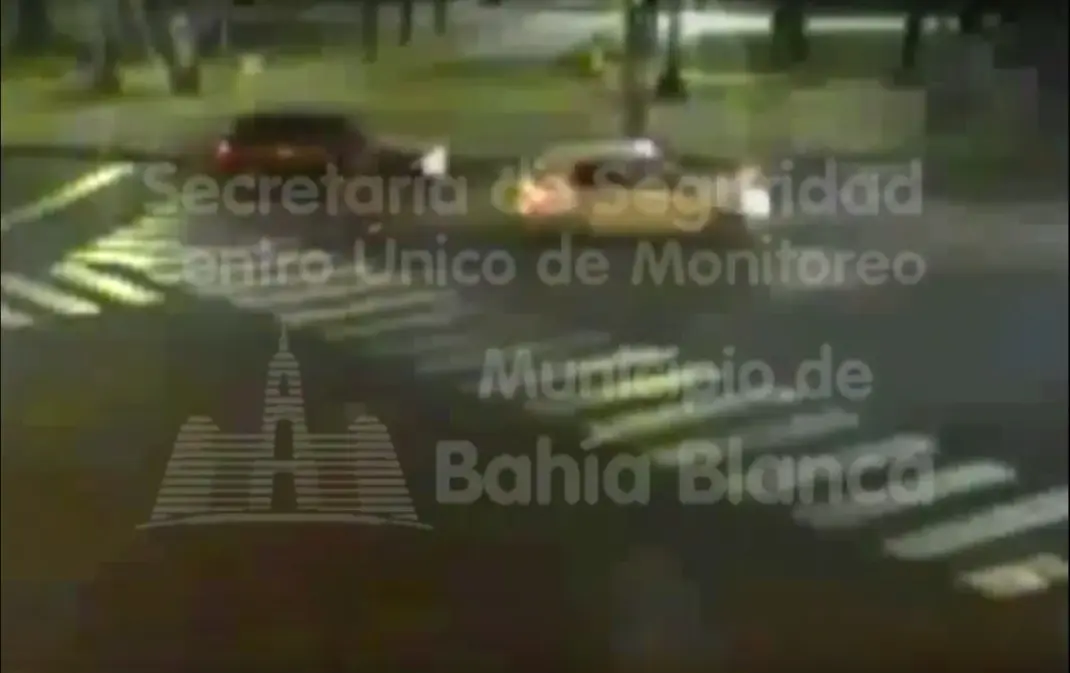 Video: Atropelló, cruzó en rojo y escapó a contramano en Bahía Blanca