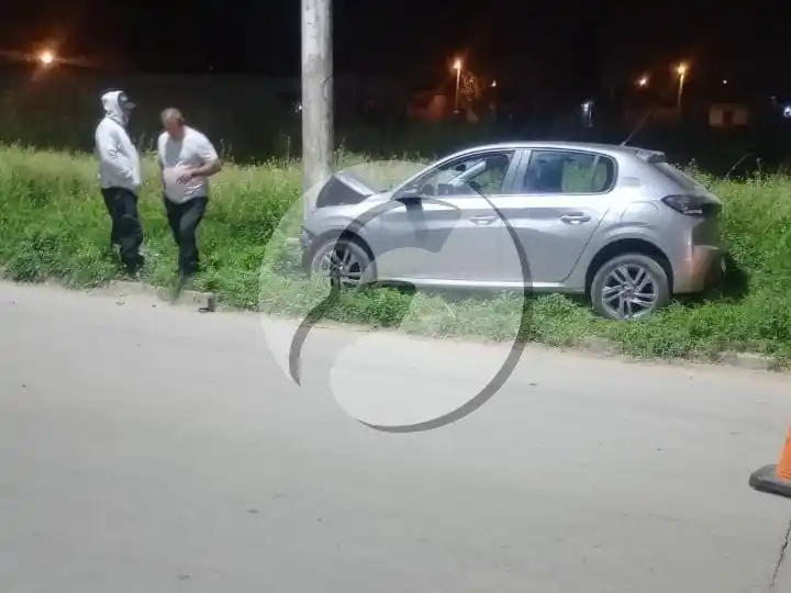 Un menor tomó el auto de los padres y chocó contra un poste en la avenida 75
