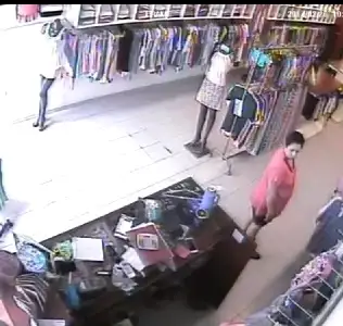 Una ladrona filmada en pleno robo