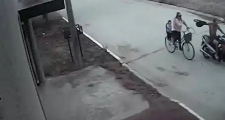 [Video] Cámaras de seguridad registraron cómo un motochorro le arrebató la cartera a una ciclista