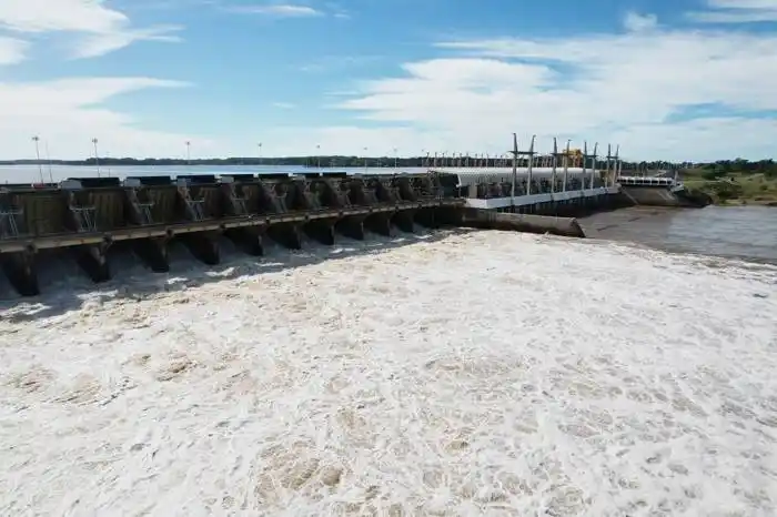 Salto Grande opera para regular el caudal del río Uruguay