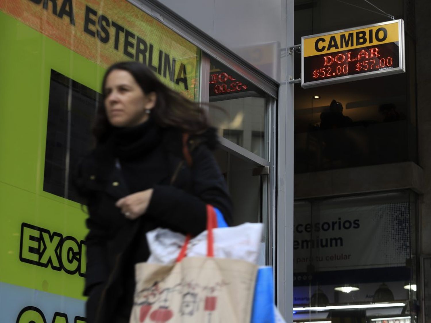 El dólar culminó una semana negra con un incremento acumulado de 11,57 pesos