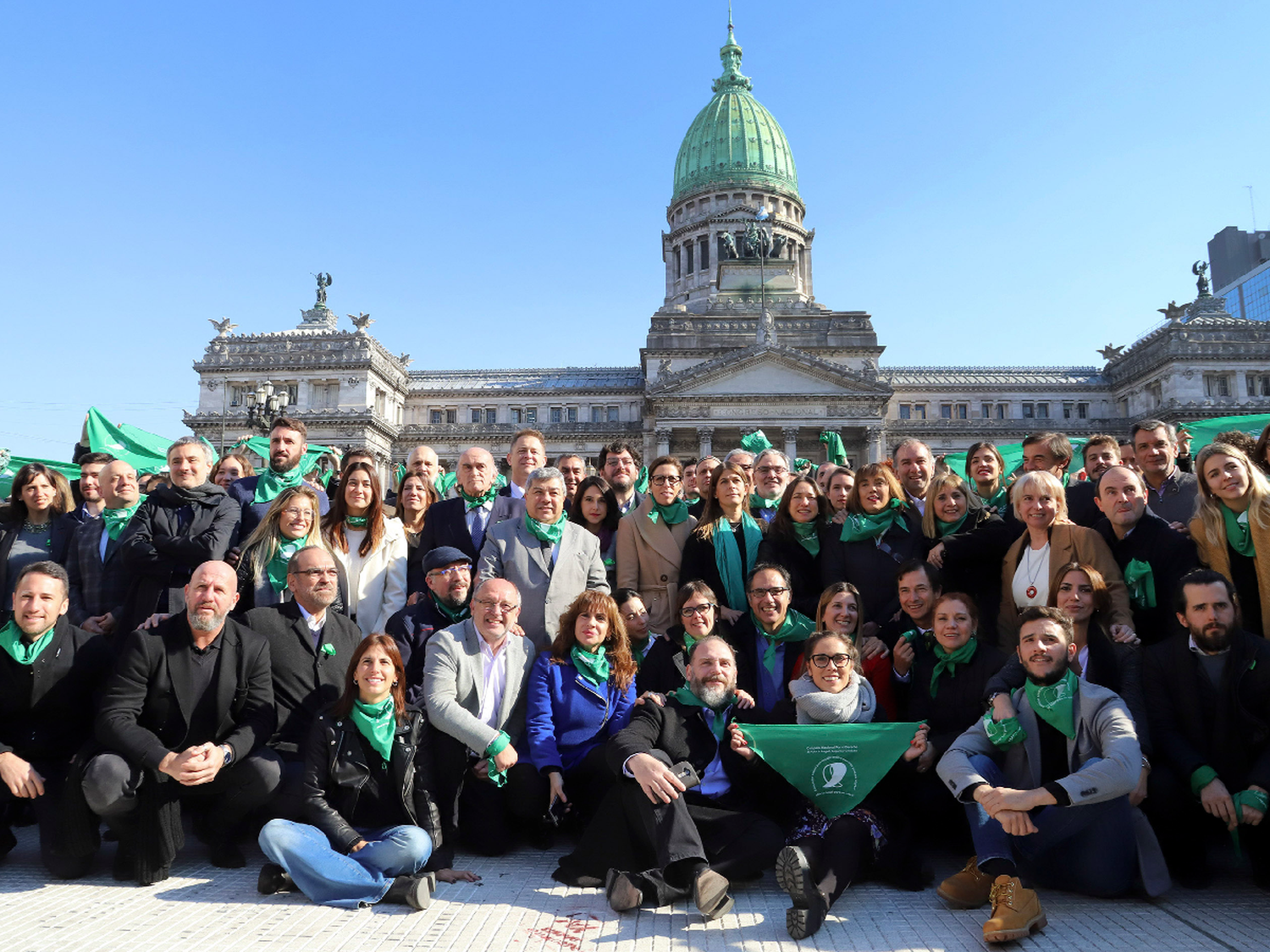 Funcionarios y legisladores de Cambiemos se fotografiaron con los pañuelos verdes