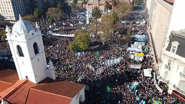 Marcha a Plaza de Mayo y llamado a la unidad nacional: "El odio afuera"