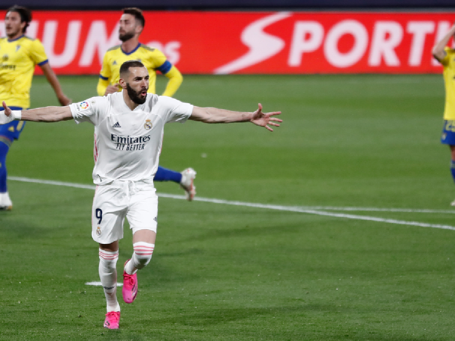 Real Madrid goleó a Cádiz y se subió a la punta 