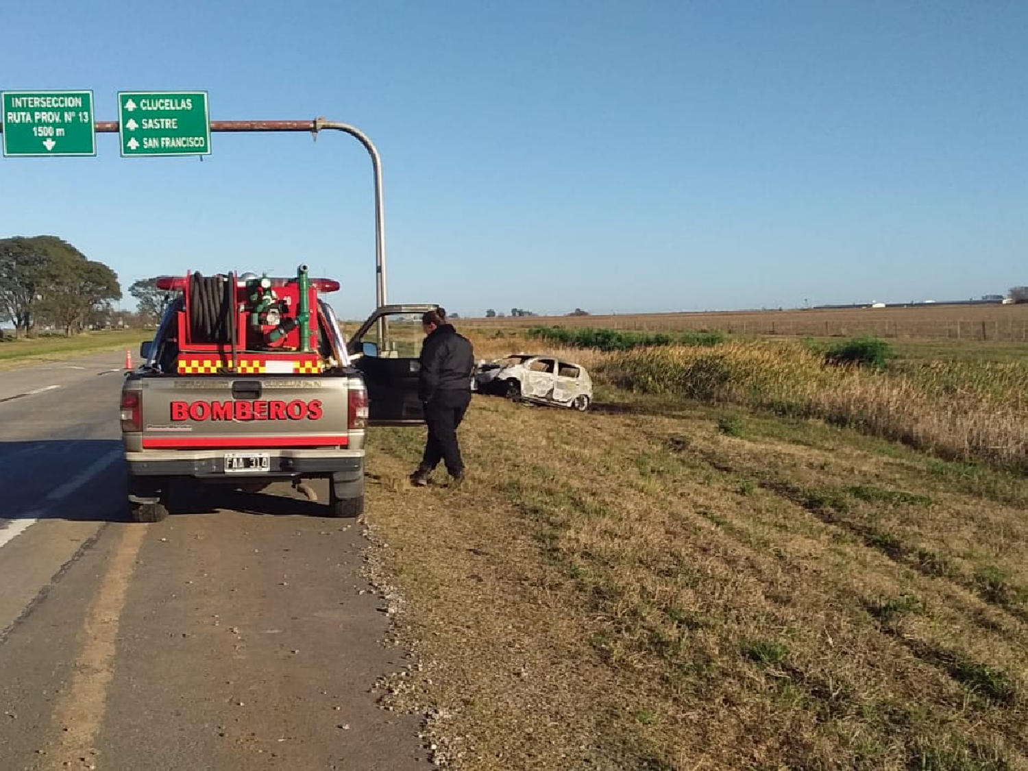 Tragedia en Clucellas: auto chocó el guadarail, se incendió y hay dos muertos