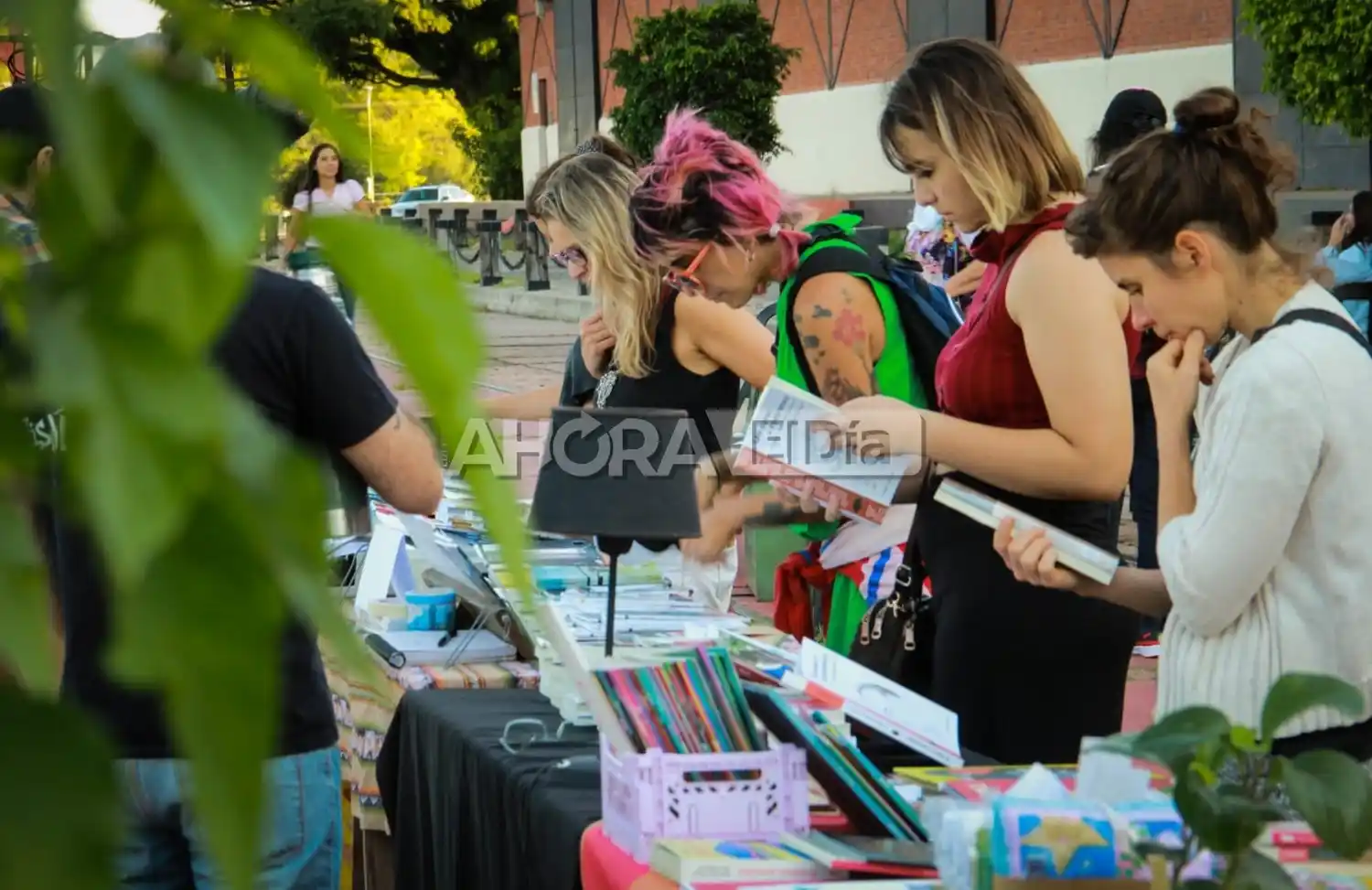 La feria de las editoriales, en el Paseo del Puerto, fueron visitadas durante toda la tarde