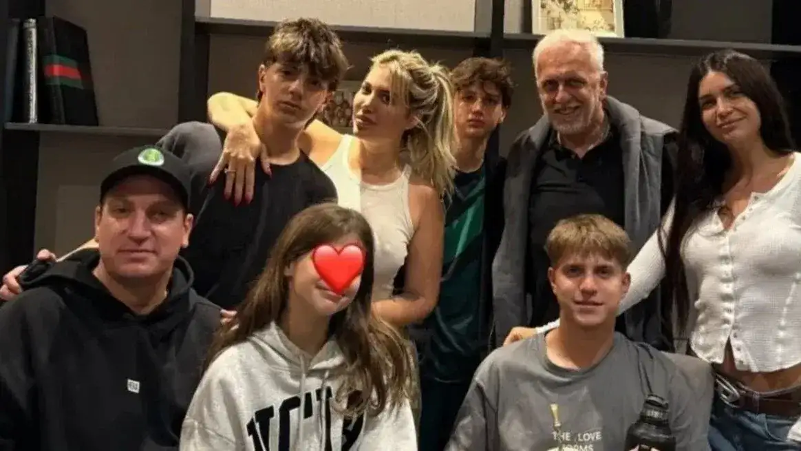 maxi lopez junto a wanda y sus hijos