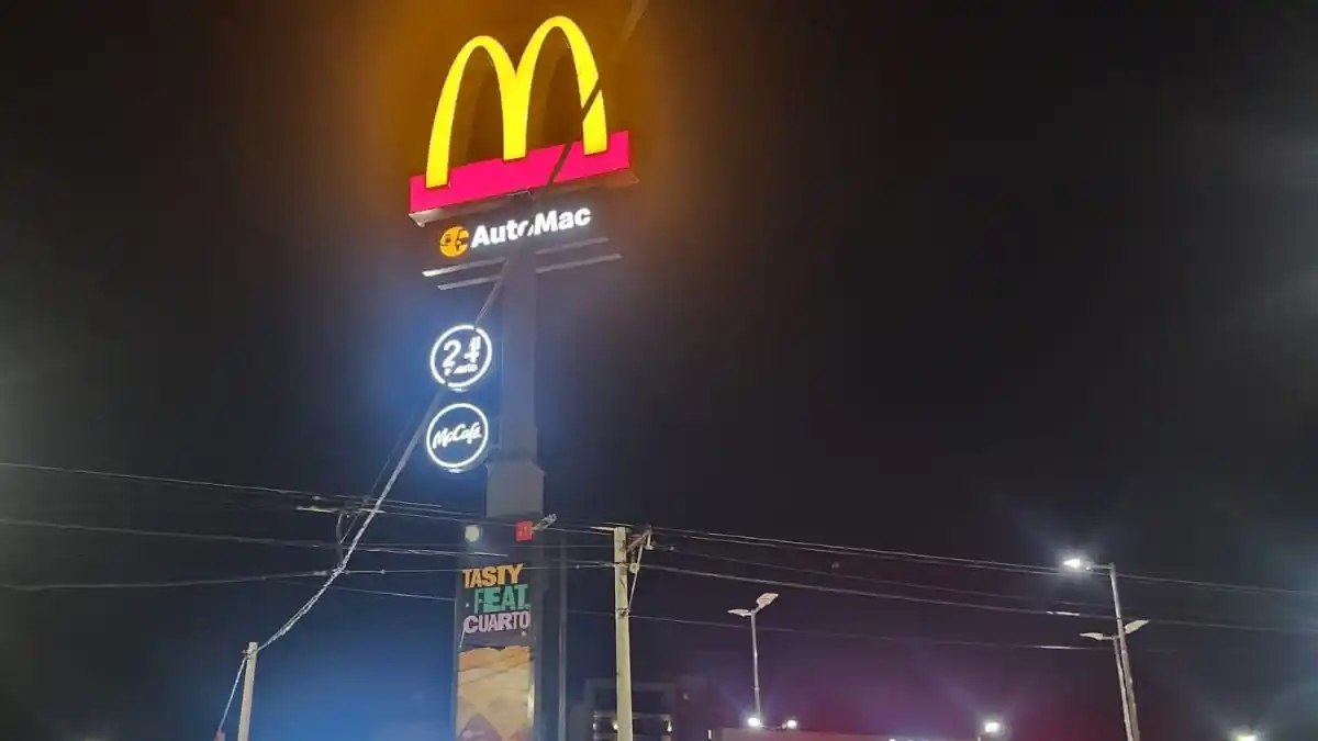 El cartel de 22 metros de altura renovó las expectativas entre los vecinos.