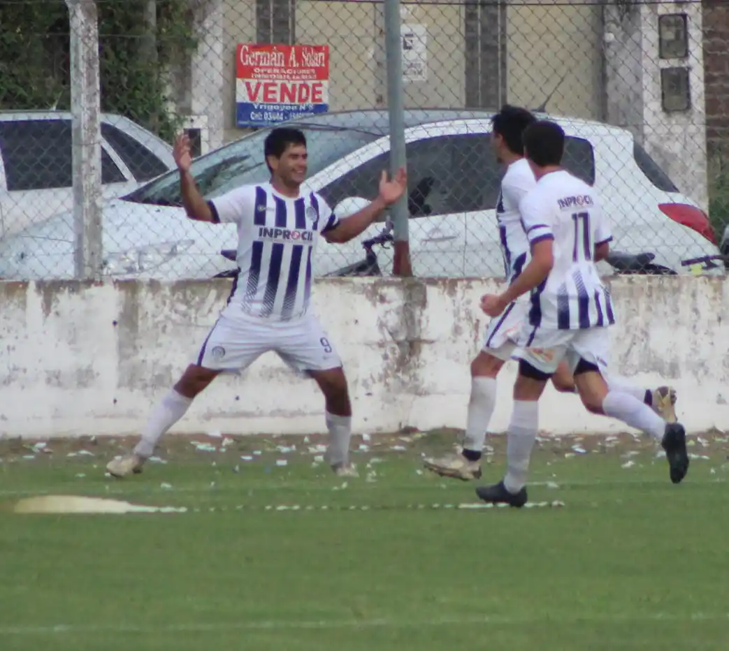 y que hacemos con éste?...lo marcamos en zona, o le mandamos marca personal. Seguramente debe ser uno de los temás a debatir entre Fabián Torres y Rubén D. Pavón por estas horas. Es que "Danilo" Ocampo sigue metiendo miedo en el área contraria y más si enfrente esta la camiseta rojinegra.