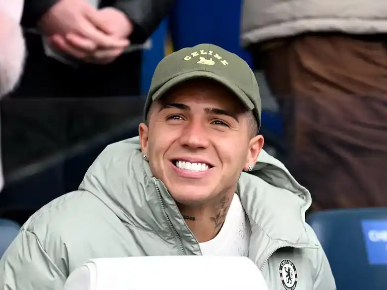 Enzo Fernández, pese a la suspensión de su club, se mostró sonriente como espectador en Stamford Bridge . Foto: Darren Walsh - Chelsea FC
