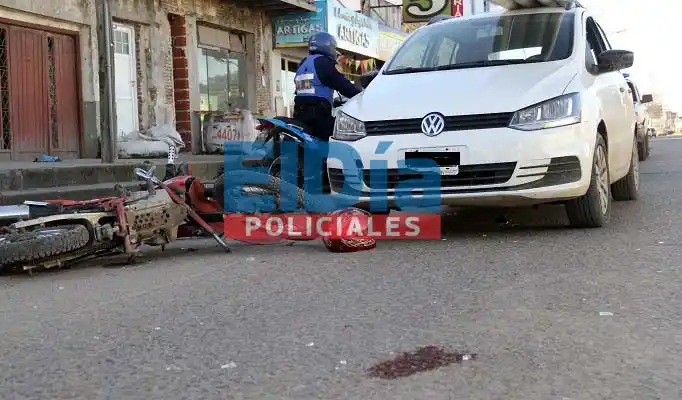 El motociclista hospitalizado quedó en terapia: Iba armado