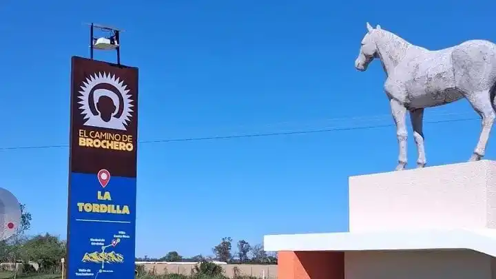 Símbolo de fe y de historia, el tótem del “Camino de Brochero” en La Tordilla se alza como señal del reconocimiento oficial al paso del Cura Santo por estas tierras del este cordobés.