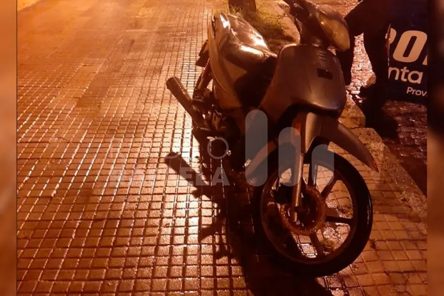 Secuestraron una moto que estaba sospechosamente estacionada en una vereda