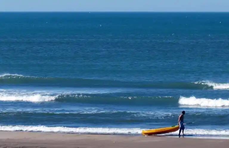 Zona libre de parlantes: la iniciativa de una playa bonaerense para “que el mar suene más”