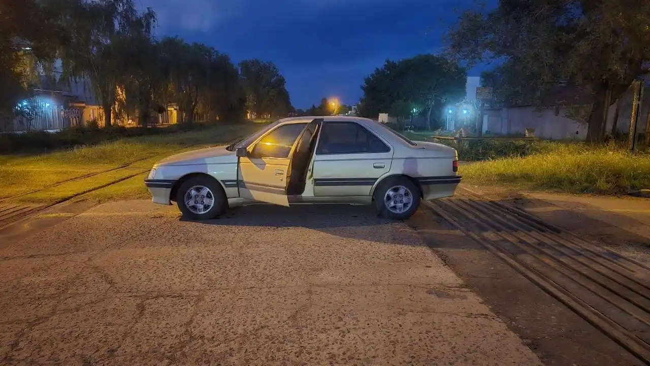 El automóvil estaba detenido sobre las vías del ferrocarril.