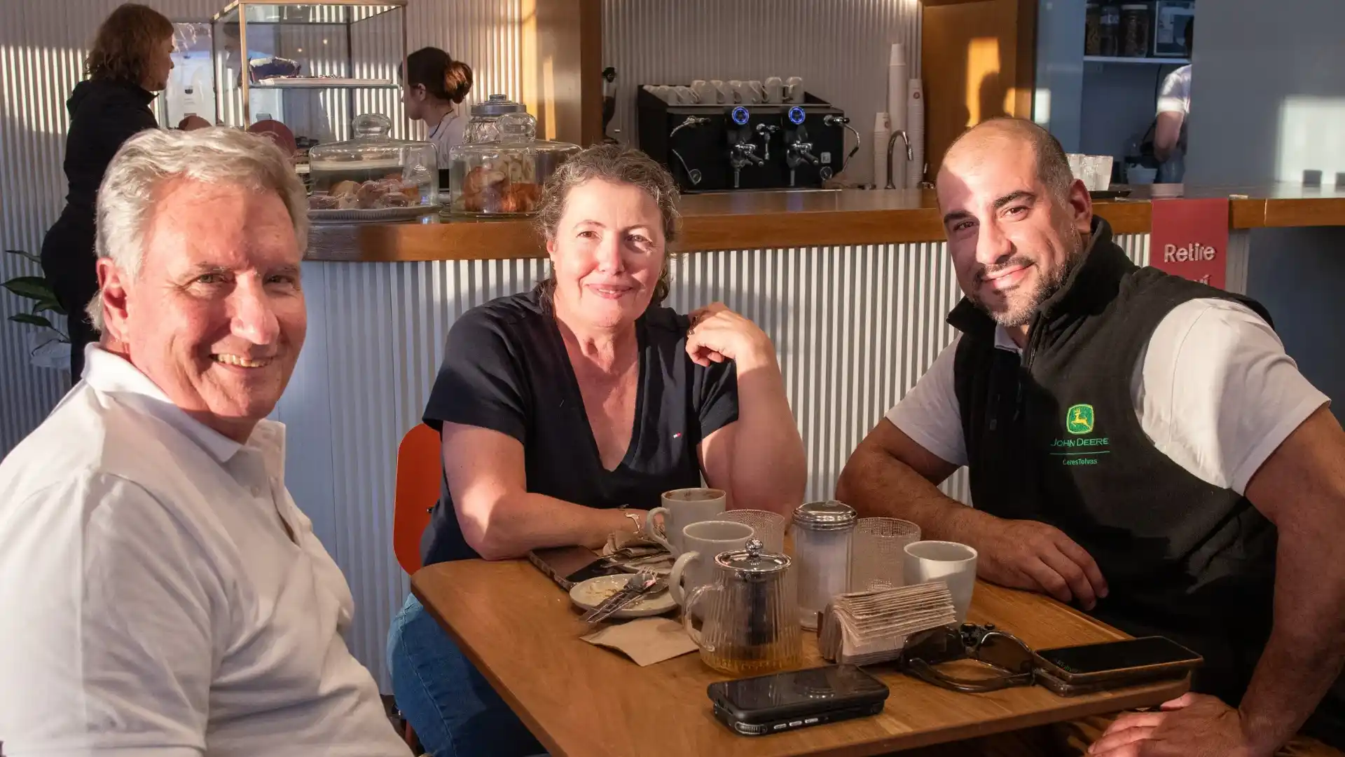 Con el solcito del atardecer en Alba Café nos encontramos con Carina, Mario y Martin