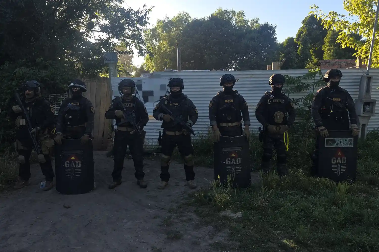 Los allanamientos contaron con la participación de diferentes fuerzas.