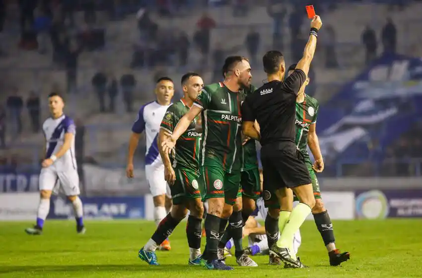 Arbitraje en el fútbol: "Todo lo que infunda autoridad no es tolerado por la gente"