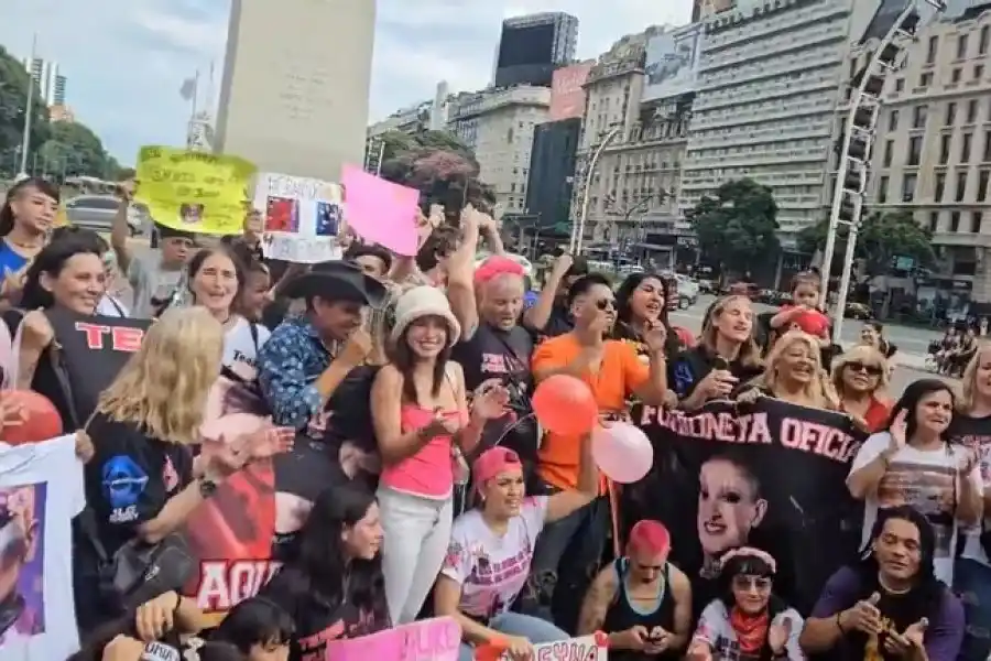 Locura total por Furia de GH en el Obelisco: en su cumpleaños sus fans llevaron una torta de un metro y copiaron su look