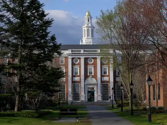 Trump bloqueó la inscripción de estudiantes extranjeros en Harvard