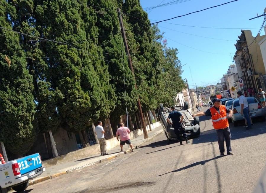Un automóvil termino volcando producto de una colisión