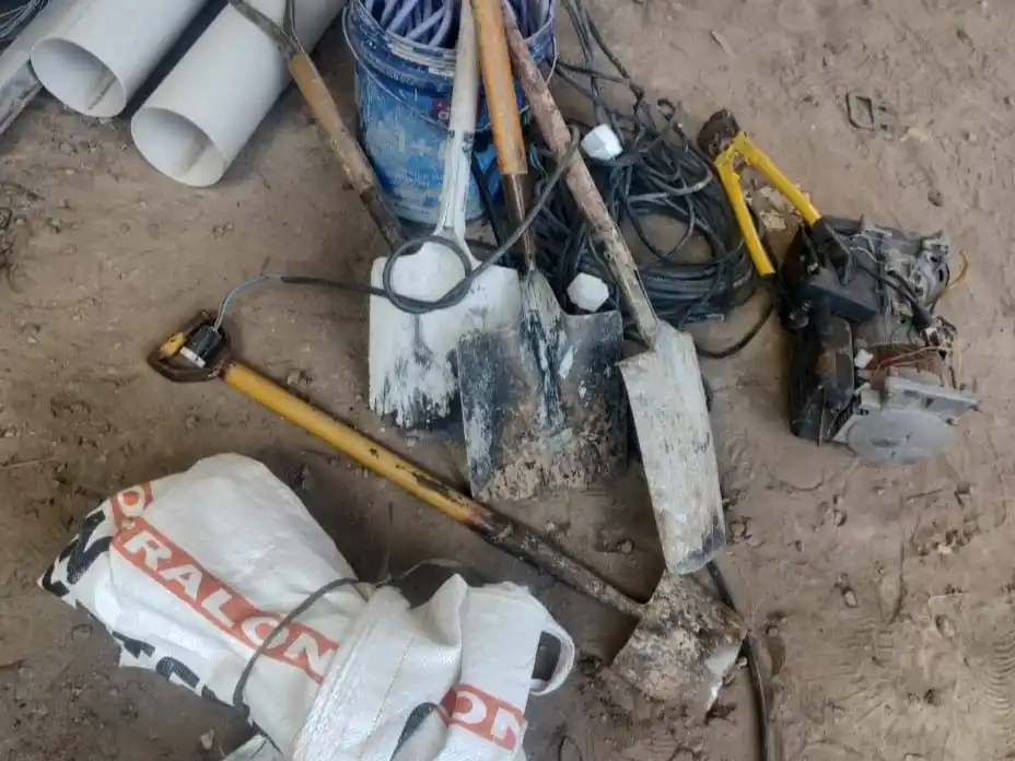 Entró a robar a una obra en construcción y lo atraparon con herramientas en una mochila