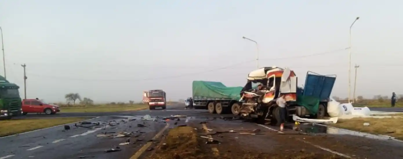 Chocan dos camiones en el cruce de rutas 32 y 127