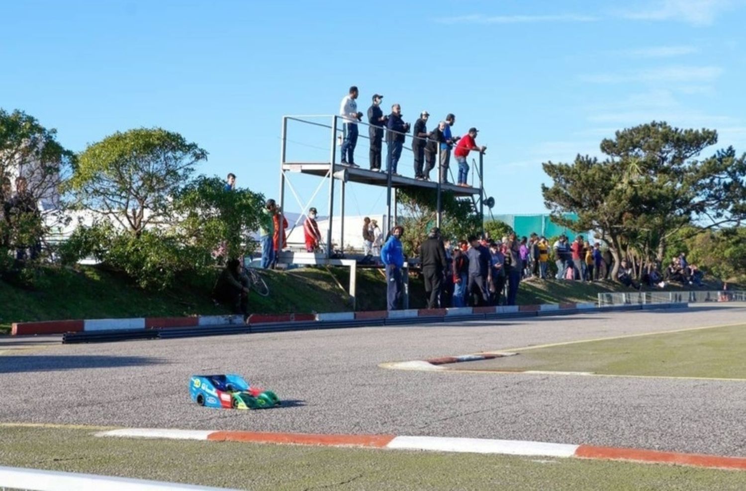 Carrera de Automodelismo solidaria a beneficio de comedores en Punta Mogotes