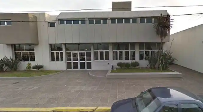 Empleados de una funeraria encontraron 15 mil pesos en el pantalón de un muerto y lo devolvieron