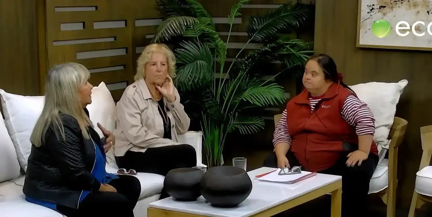 María Etcheber, escritora tandilense, junto a docentes de ATAD.
