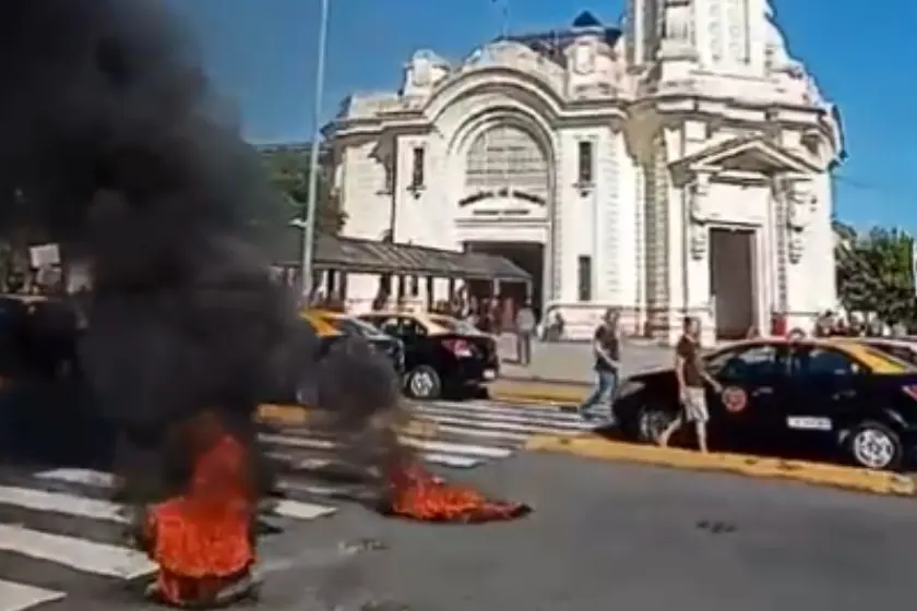 Protesta de taxistas en la Terminal de Ómnibus.