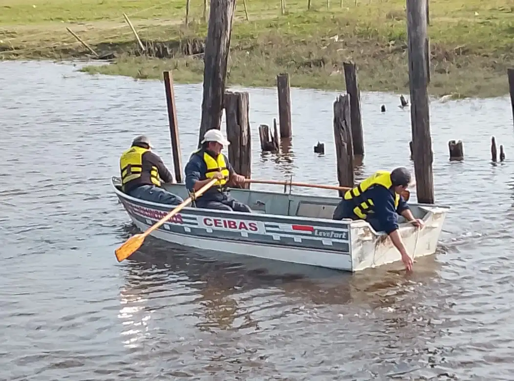 Un auto cayó al arroyo Paranacito: hallaron un cuerpo y continúa la búsqueda
