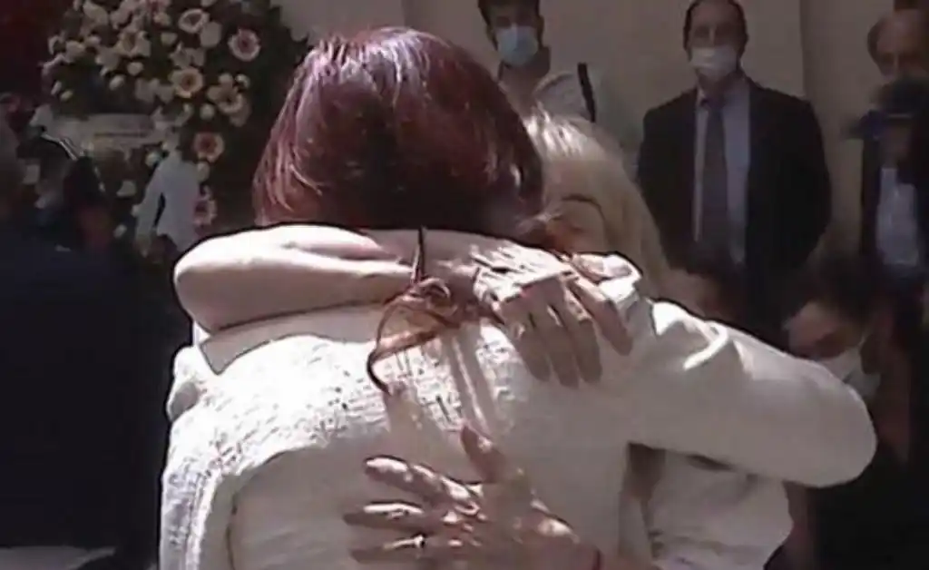 El emotivo abrazo de Cristina Fernández a Claudia