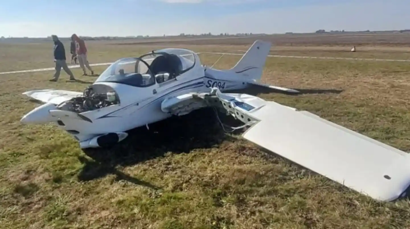 Una avioneta chocó contra un toro durante el aterrizaje, el animal murió y los pilotos se salvaron de milagro - 1
